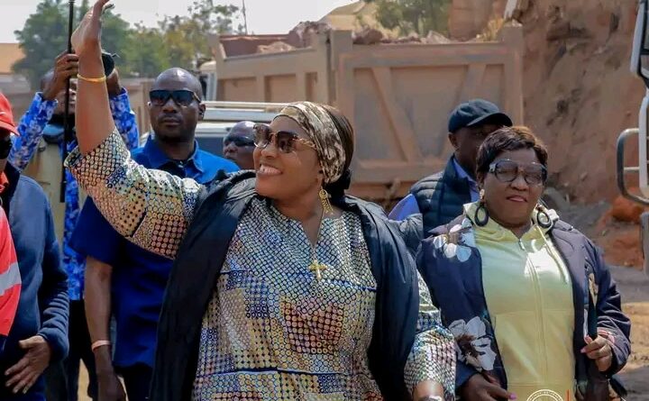 Lualaba : Fifi Masuka Saini descend sur le terrain pour sensibiliser à la lutte contre l’insalubrité à Kolwezi